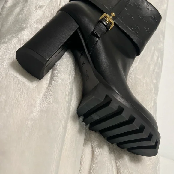 Louis Vuitton Monogram Rain Boots Black Gold Hardware - Picture 2 of 2